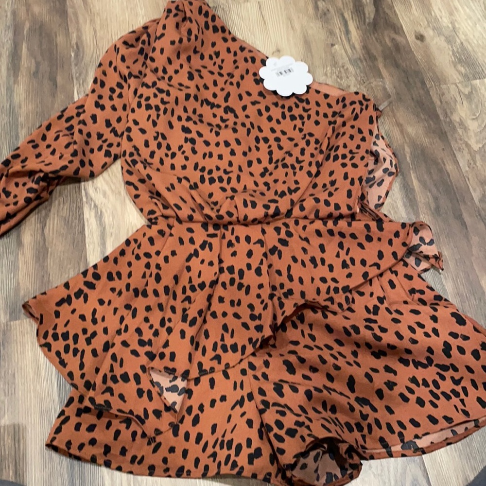Super cute romper bought from Hopes boutique. Brand new with tags!